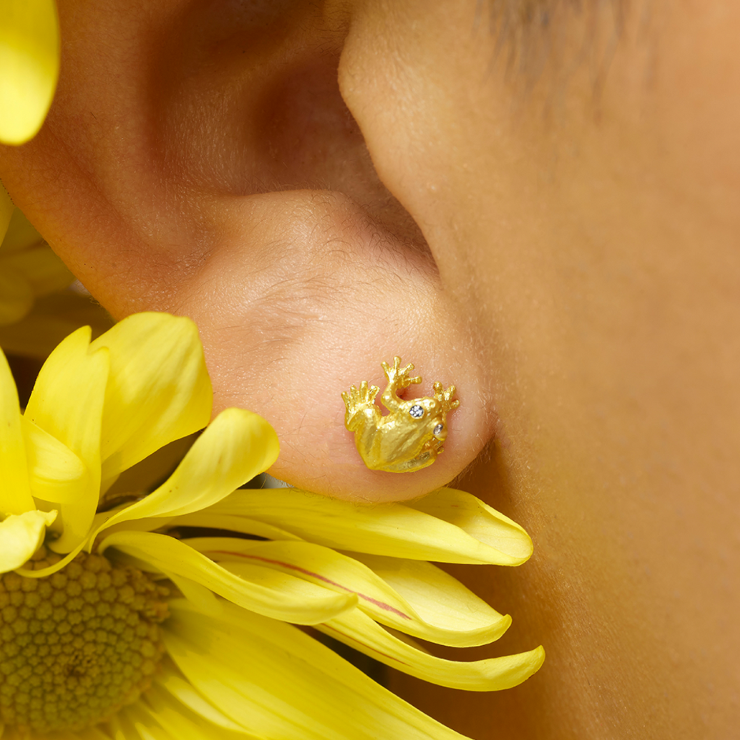 Sitting Frog Studs with Diamonds