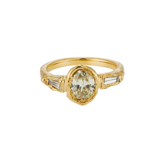 Ellis Mhairi Cameron - Gold ring with a diamond on a white background