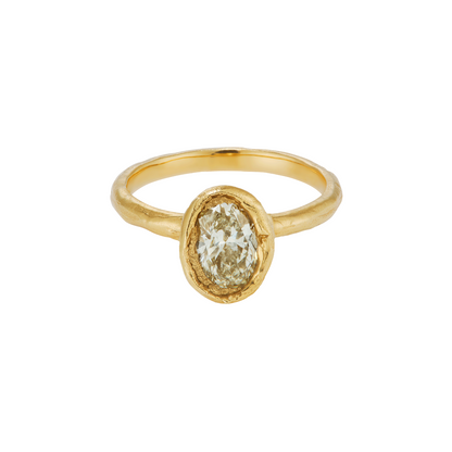 Ellis Mhairi Cameron - Gold ring with a diamond on a white background