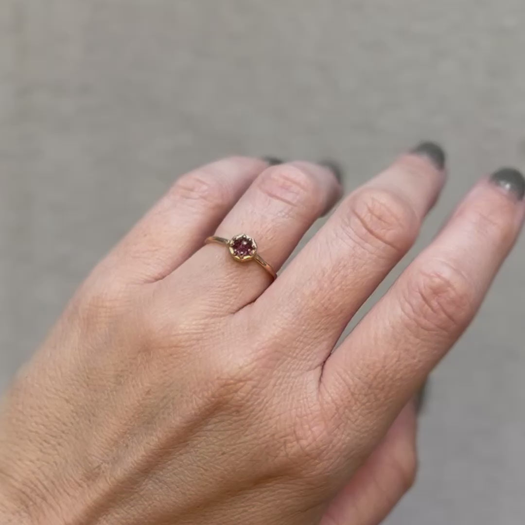 Tiny Garnet Ring – ESQUELETO