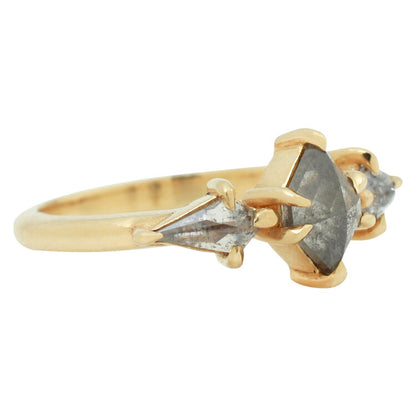 Valois Three Diamond Ring
