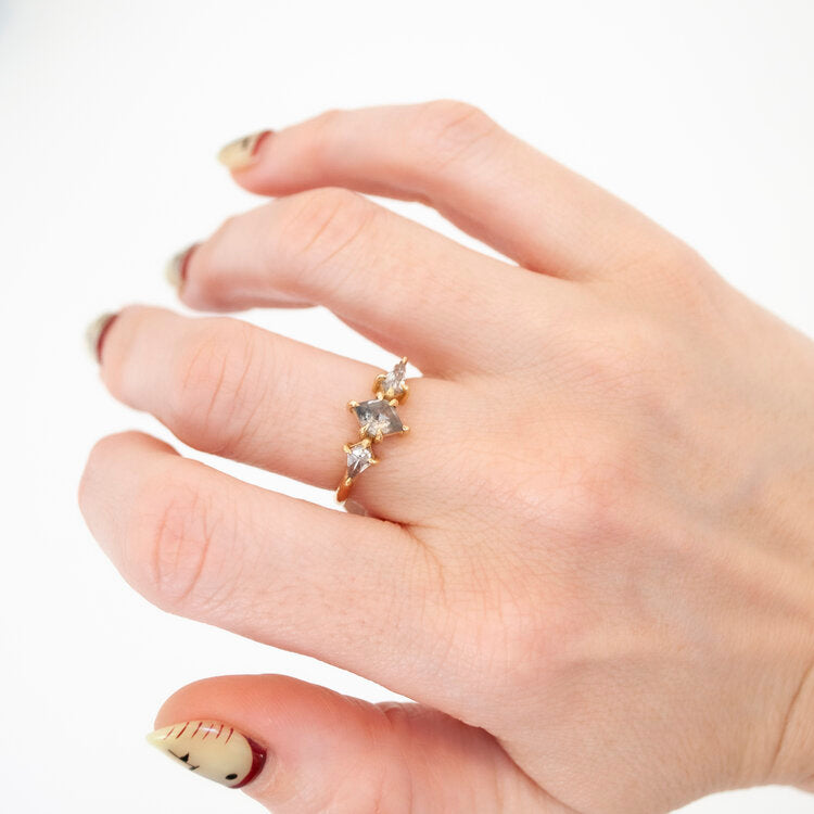 Valois Three Diamond Ring